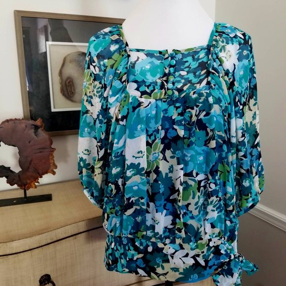 a.n.a Tops - Top Blouse. Floral Print. Shades of Blue. A.N.A Brand. Size Medium.